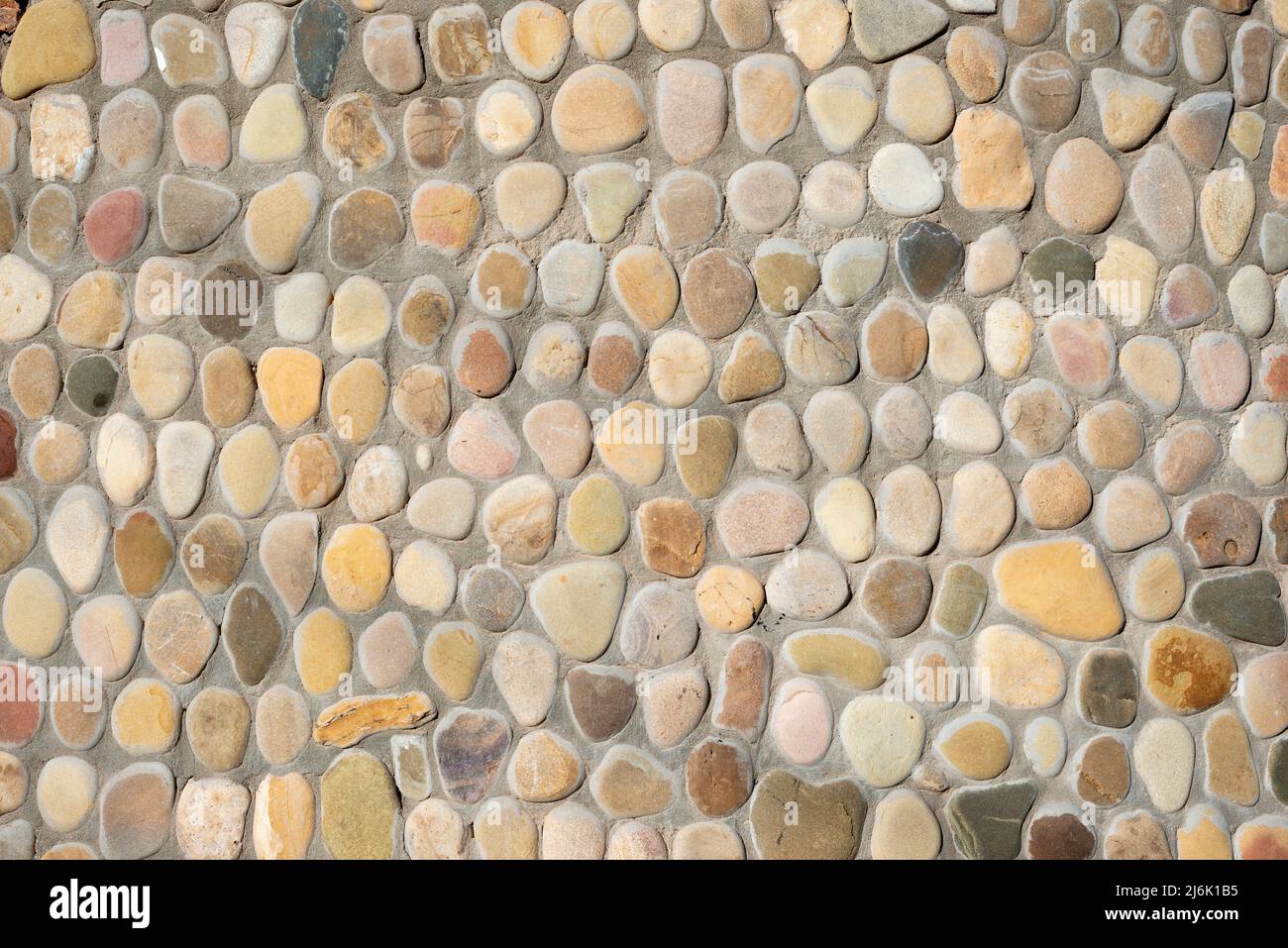 Natürliche Pflaster Hintergrund aus verschiedenen Kieselsteinen Stockfoto