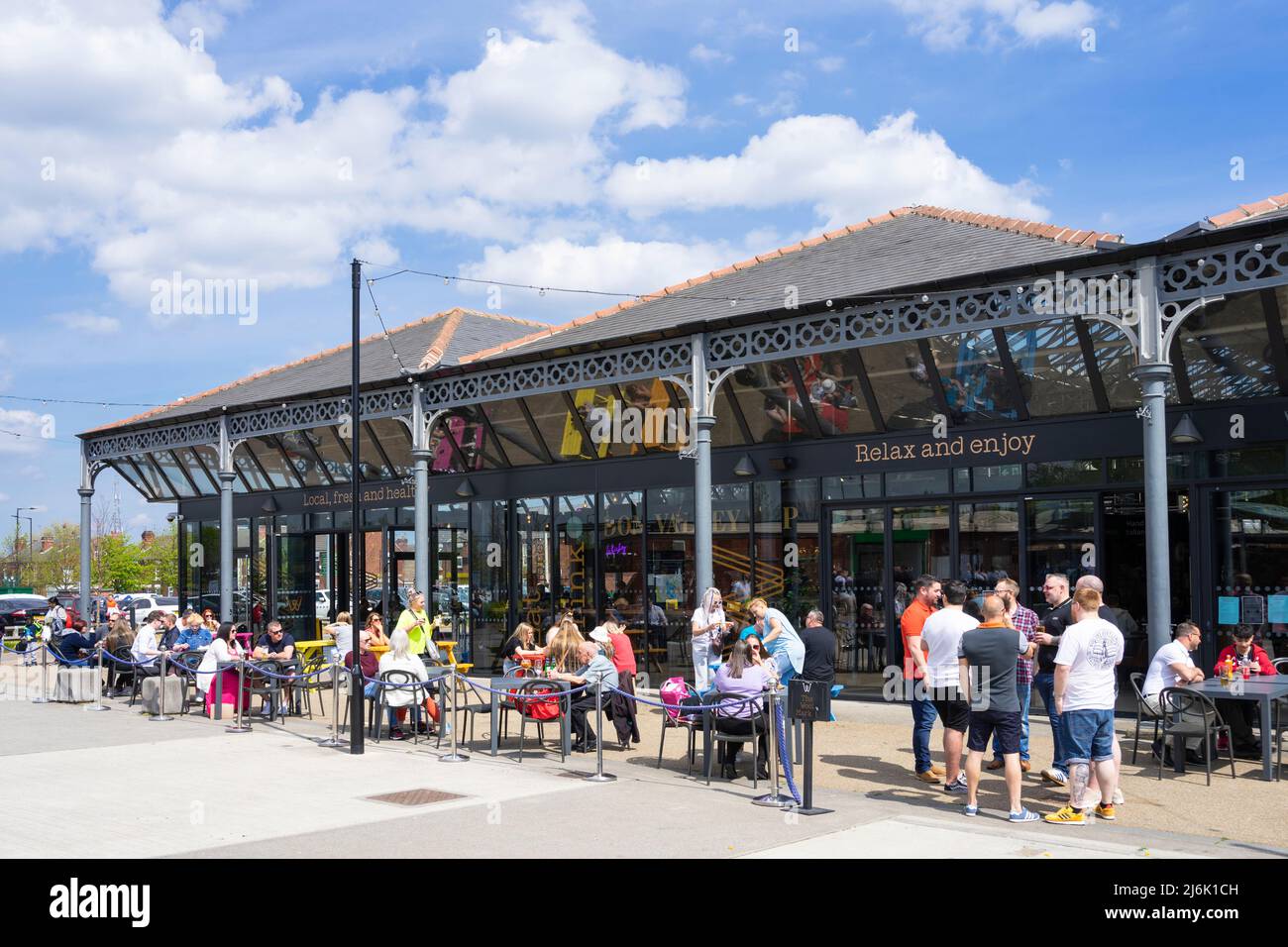 Doncaster Wool Market Food Court mit vielen Leuten, die Essen aus den Imbissbuden genießen Market Place Doncaster South Yorkshire England GB Europa Stockfoto