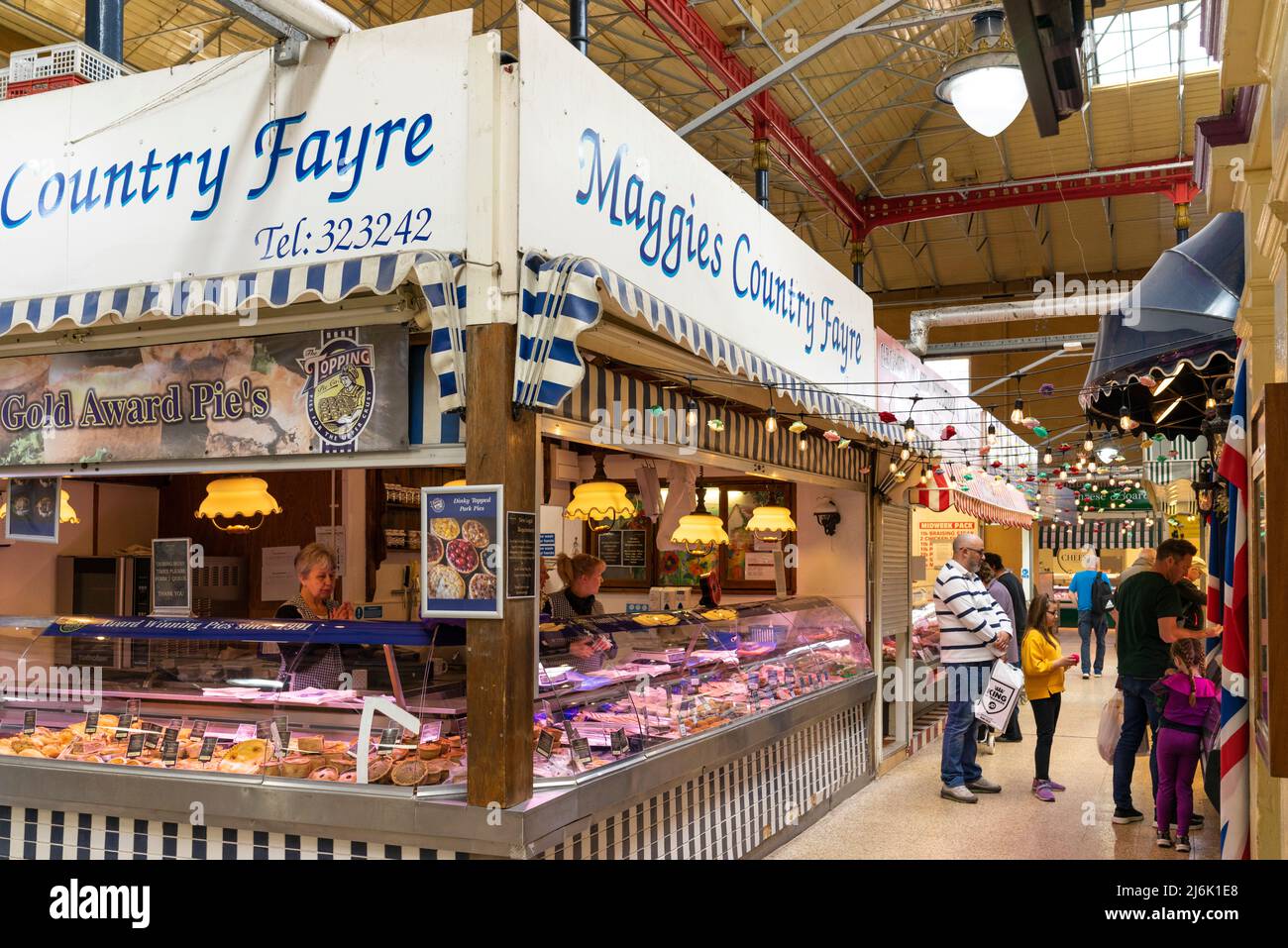 Doncaster Hallenmarktstände - mit Menschen einkaufen Doncaster Markt Doncaster South Yorkshire England GB Europa Stockfoto