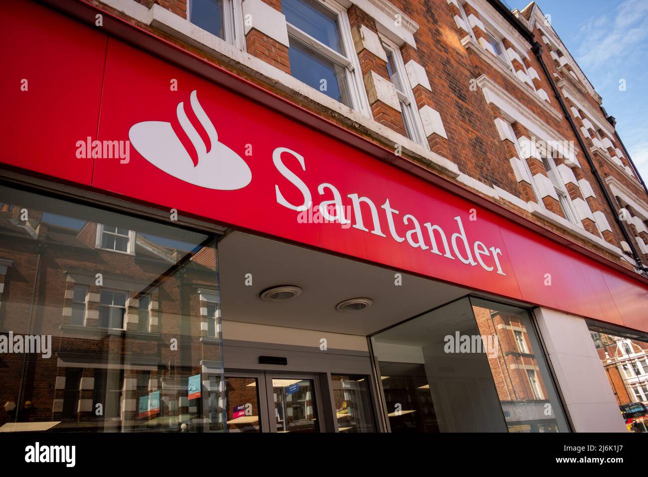 London – April 2022: Santander High Street Bank Branch, ein spanisches multinationales Bank- und Finanzdienstleistungsunternehmen Stockfoto