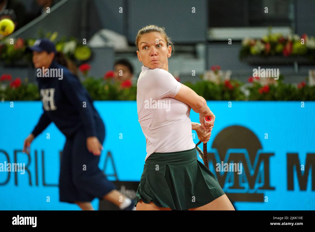 Madrid, Spanien. 02. Mai 2022. Tennis: Mutua Madrid offenes Tennisturnier - Madrid, Einzelperson, Damen: Simona Halep (Rumänien) V Coco Gauff (Vereinigte Staaten). Halep schlägt. Kredit: EnriquePSans/Alamy Live Nachrichten Stockfoto