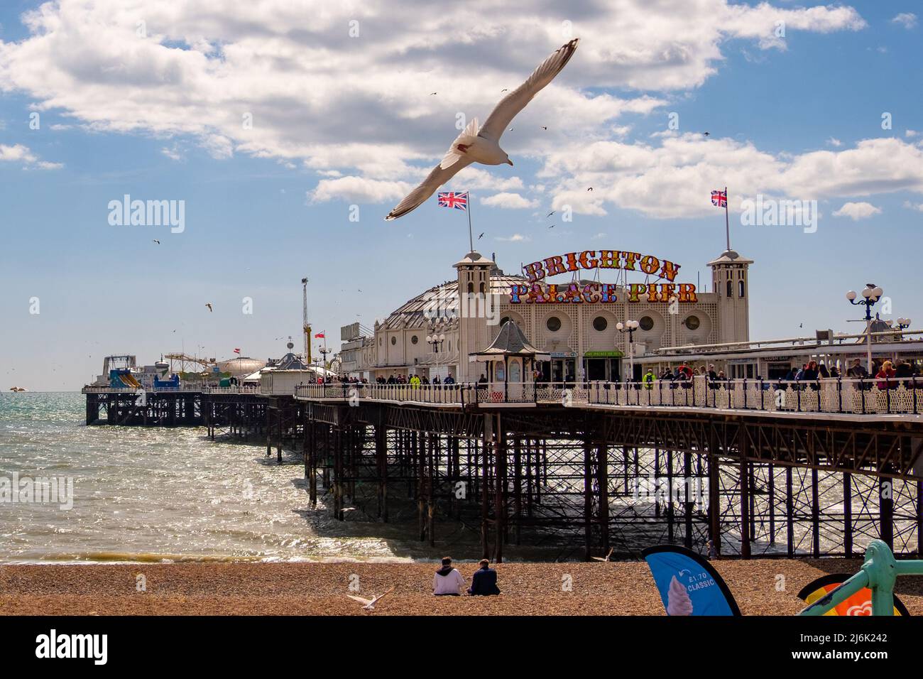 Brighton - April 2022: Brighton Pier - viktorianischer Bau und Vergnügungspark in der beliebten und modischen Küstenstadt in Südengland Stockfoto