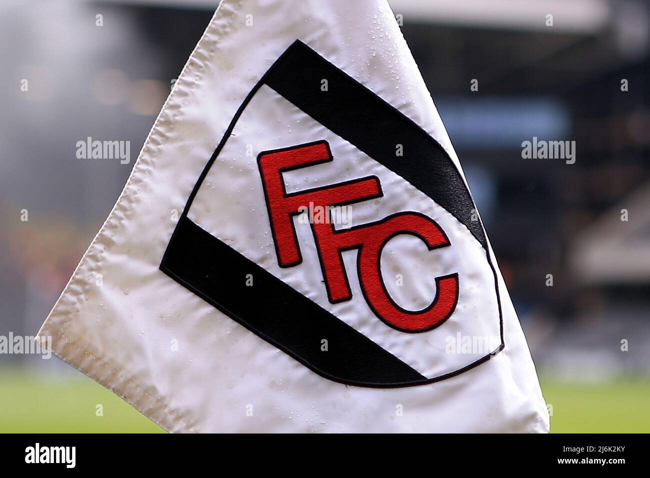 London, Großbritannien. 2.. Mai 2022. Fulham Football Club-Eckflagge. EFL Skybet Championship match, Fulham gegen Luton Town im Craven Cottage in London am Montag, 2.. Mai 2022. Dieses Bild darf nur für redaktionelle Zwecke verwendet werden. Nur zur redaktionellen Verwendung, Lizenz für kommerzielle Nutzung erforderlich. Keine Verwendung bei Wetten, Spielen oder Veröffentlichungen in einem Club/einer Liga/einem Spieler. Bild von Steffan Bowen/Andrew Orchard Sports Photography/Alamy Live News Stockfoto