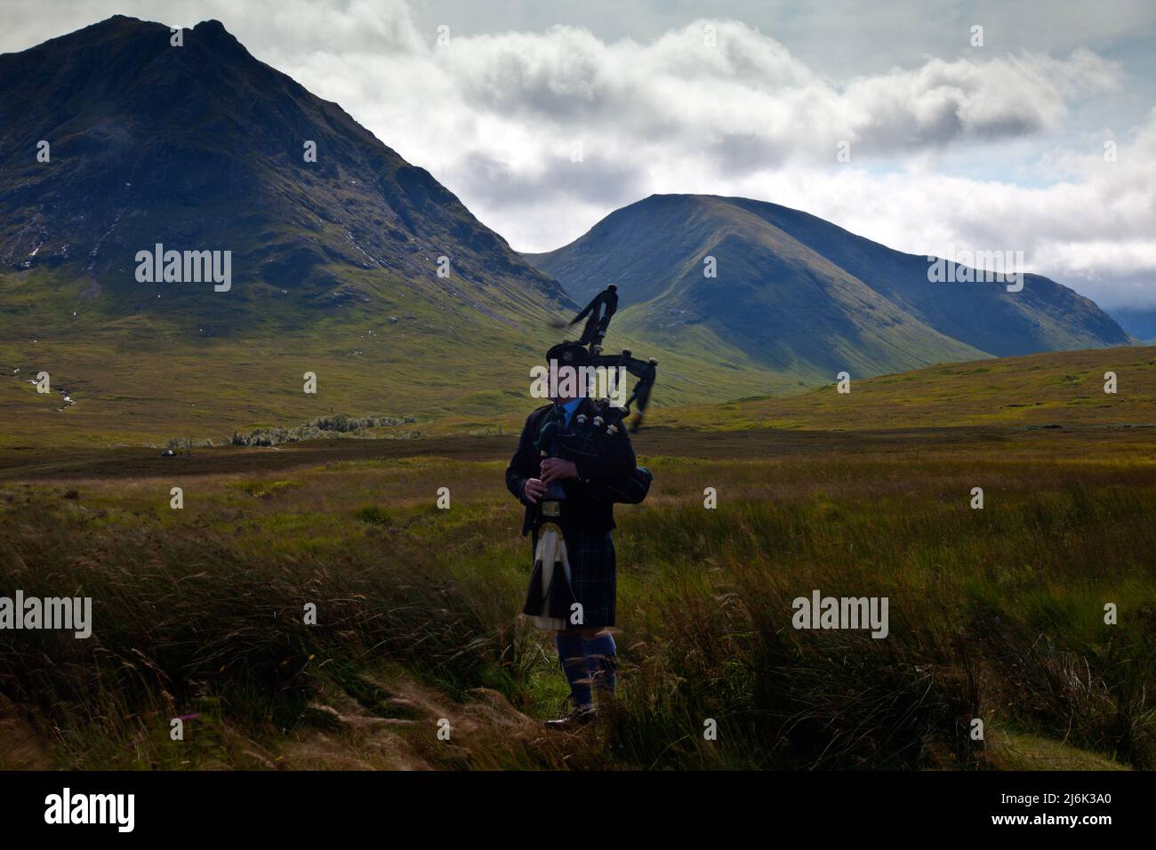 Allein auf einer leeren Straße in den schottischen Highlands, Isle of Skye, Großbritannien Stockfoto