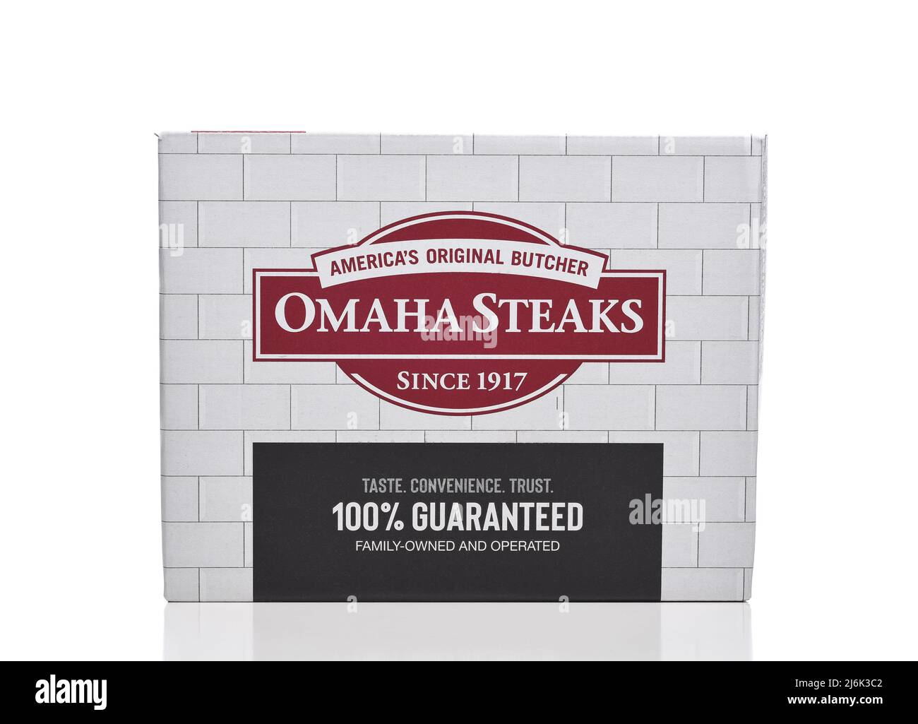 IRVINE, KALIFORNIEN - 2. MAI 2022: Eine Kiste mit Omaha Steaks. Steaks, Burger, Hühnchen, Meeresfrüchte und mehr von erstklassiger Qualität werden Ihnen bis vor die Tür geliefert. Stockfoto