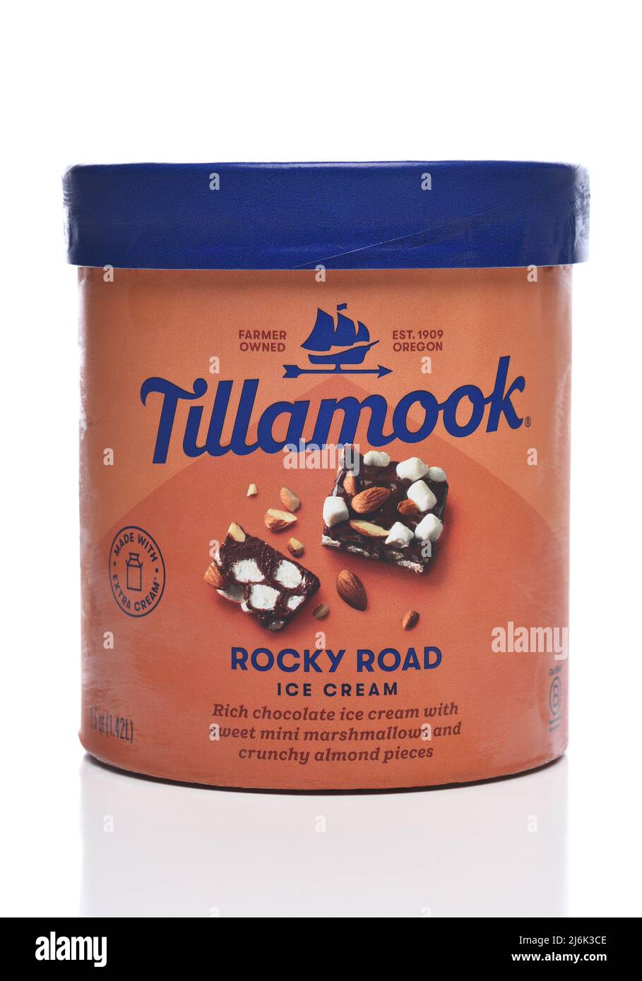 IRVINE, KALIFORNIEN - 2. MAI 2022: Eine Packung Tillamook Rocky Road Ice Cream. Stockfoto