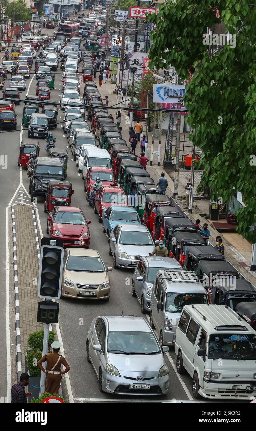 Fahrzeuge stehen an einer Tankstelle in Colombo an, um die Kraftstoffpumpen zu benutzen. (Foto von Saman Abesiriwardana/Pacific Press) Stockfoto