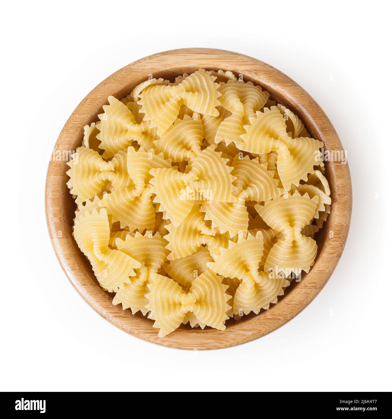 Farfalle Pasta in Holzschale isoliert auf weißem Hintergrund mit Schneideweg Stockfoto