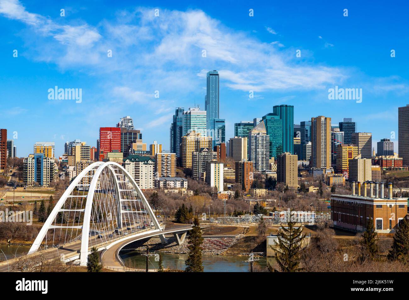 Skyline von Edmonton mit Walterdale Bridge über den Saskatchewan River und den umliegenden Wolkenkratzern. Edmonton ist die Hauptstadt von Alberta, Kanada. Stockfoto