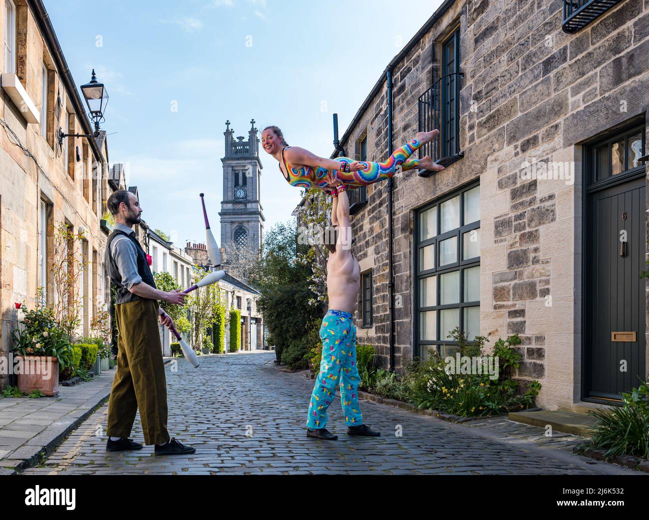 Akrobatische Duo- und Jongleur-Zirkus-Act, Circus Lane, Edinburgh, Schottland, Großbritannien Stockfoto