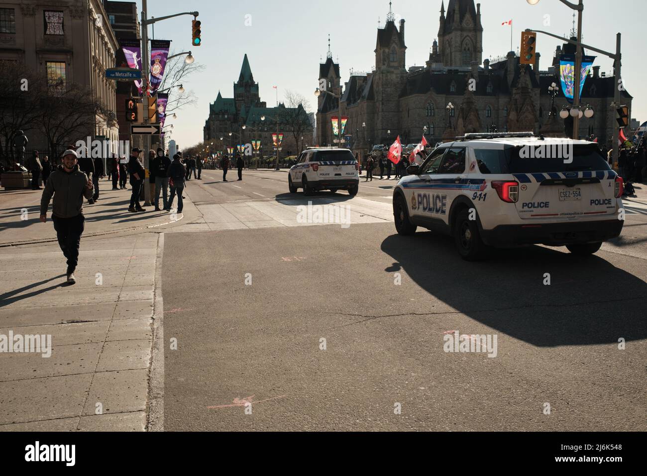 Ottawa, Ontario, Kanada - 29. April 2022: Die Polizei des Ottawa Police Service (OPS), die SUVs abfängt, fährt während eines Protestes die Wellington Street entlang. Stockfoto