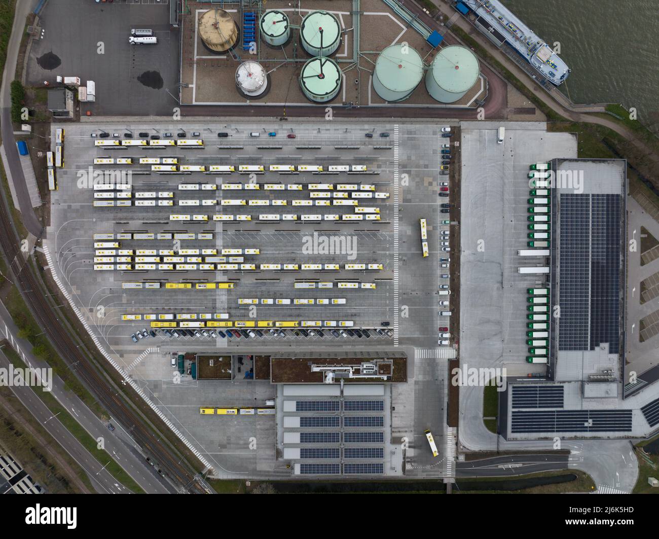 Utrecht Bus Garage Terminal Hub Lager-und Wartungseinrichtung Personenverkehr Station. Luftdrohnenansicht. Stockfoto