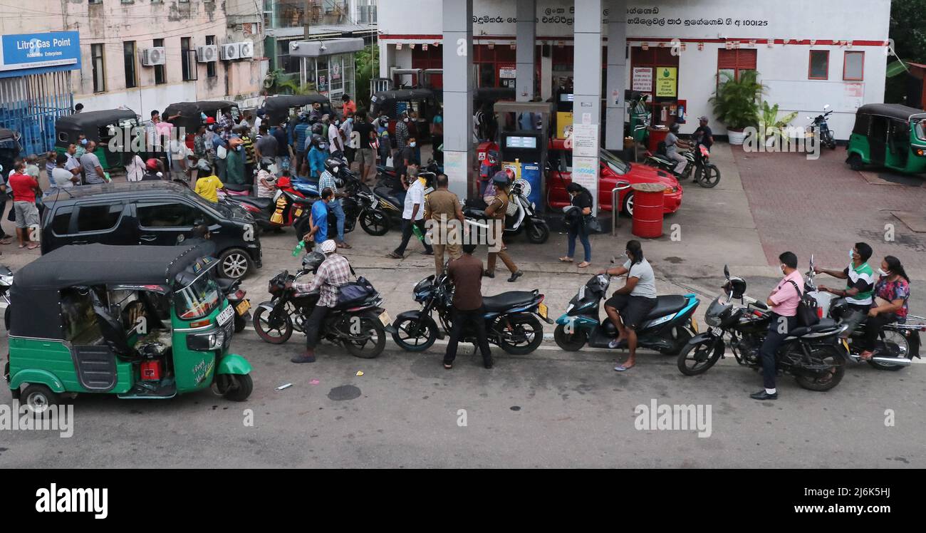 2. Mai 2022, Colombo, Western, Sri Lanka: Fahrzeuge stehen an einer Tankstelle in Colombo an, um die Kraftstoffpumpen zu benutzen. (Bild: © Saman Abesiriwardana/Pacific Press via ZUMA Press Wire) Stockfoto