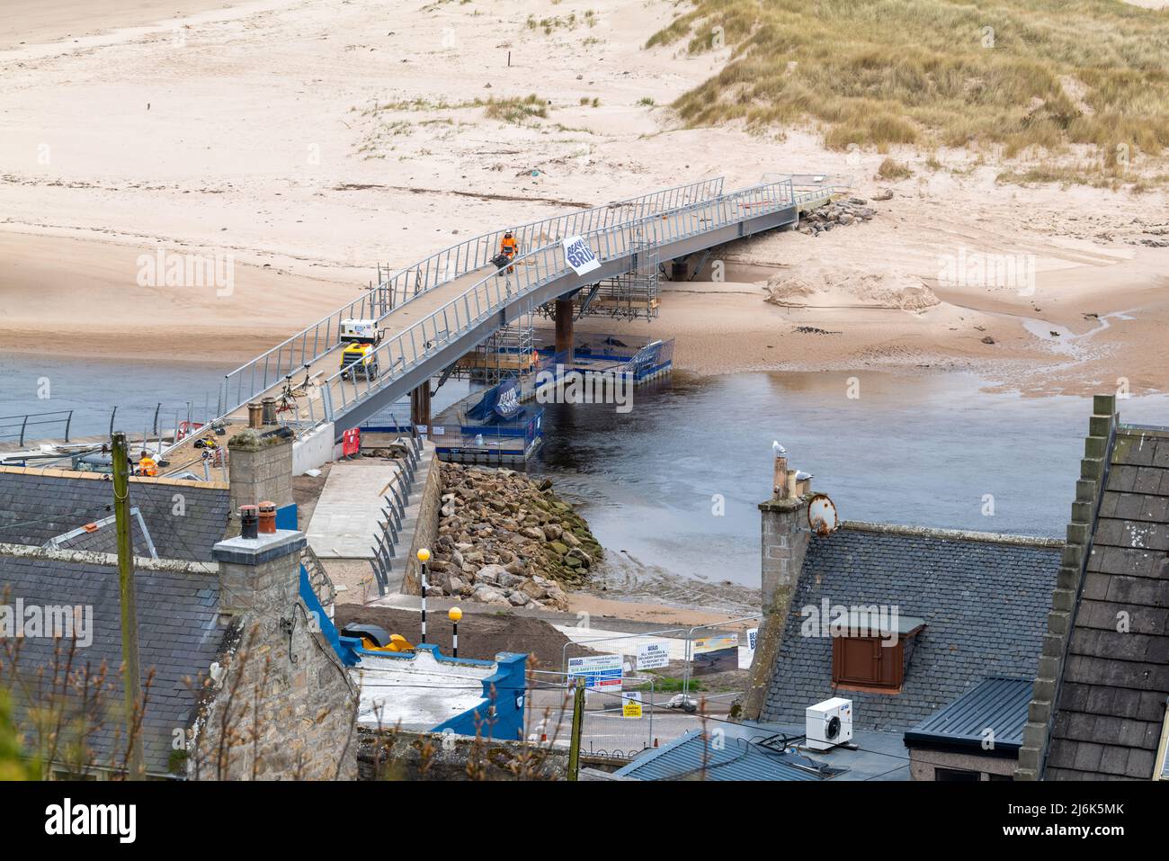 Lossiemouth, Moray, Großbritannien. 2.. Mai 2022. Dies ist die neue Fußgängerbrücke über den Fluss Lossie. Die Brücke befindet sich in der Endphase des Baus und soll innerhalb von Wochen geöffnet sein. Quelle: JASPERIMAGE/Alamy Live News Stockfoto