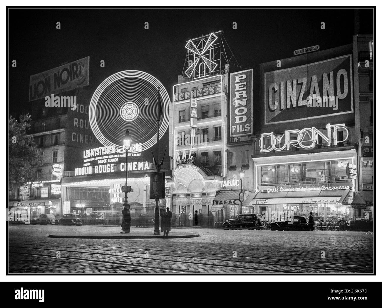 Retro Vintage Paris B&W The Moulin Rouge Montmartre Paris France at Night Alcohol Drinks Advertising Hoardings, Cinzano, Pernod, DuPont. Lion Noir.1936: Frankreich, Paris Moulin Rouge Fotograf : Willem van de Poll Stockfoto