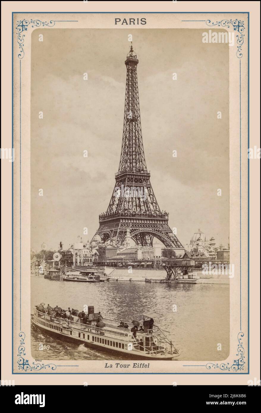 PARIS Vintage Postkarte 1900er Jahre s&W Retro Eiffelturm und seine mit Stadtrundfahrt Boot im Vordergrund Paris Frankreich. Postkartenansicht des Eiffelturms La Tour Eiffel Paris Fotografin Etienne Neurdein Stockfoto