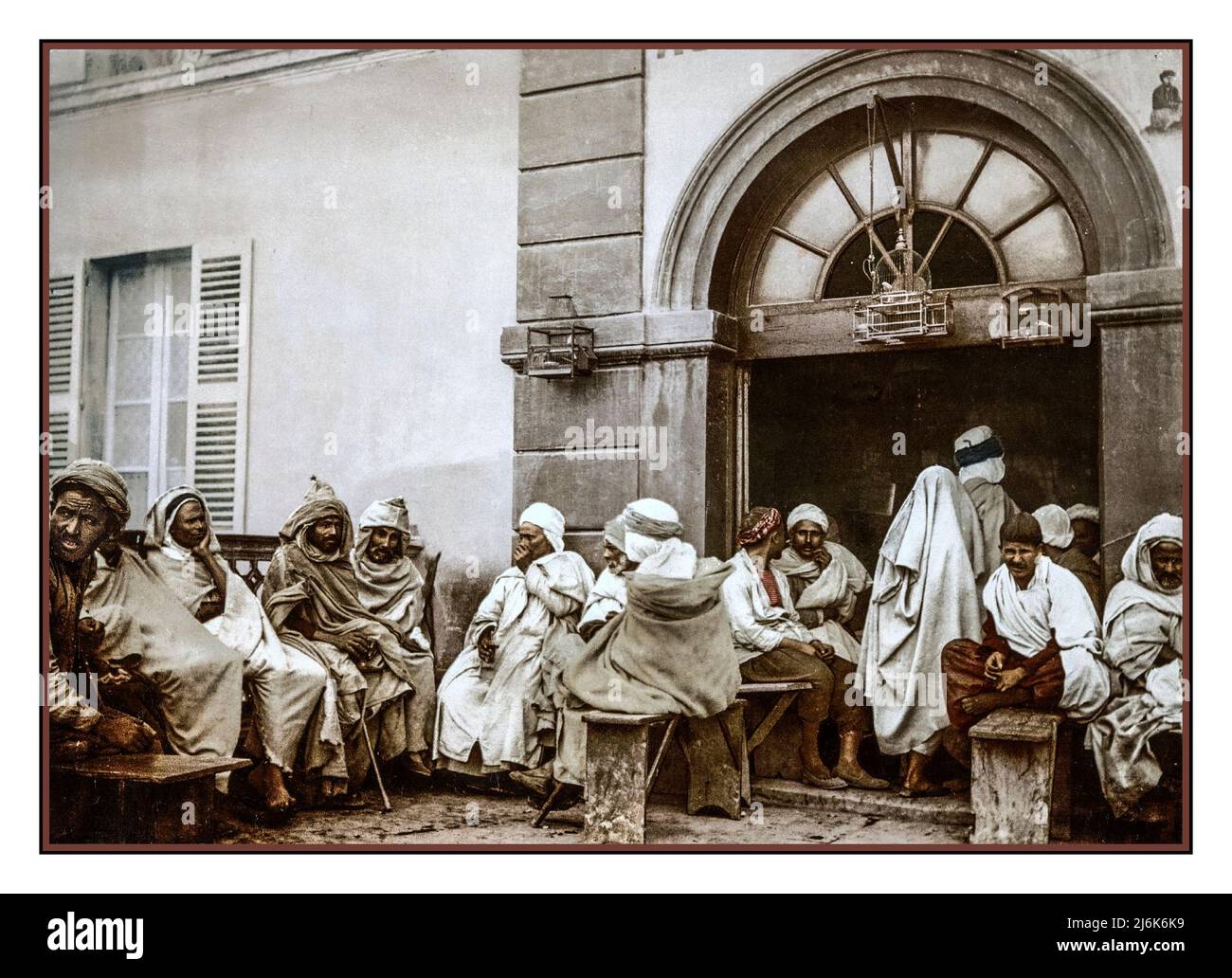 Vintage ALGIER CAFE Algerier in einem Café in Algier (Algerien, 1899). Datum zwischen 1890 und 1905 Quelle Originalbild: Photochrom-Druck (Farblithographie) Stockfoto