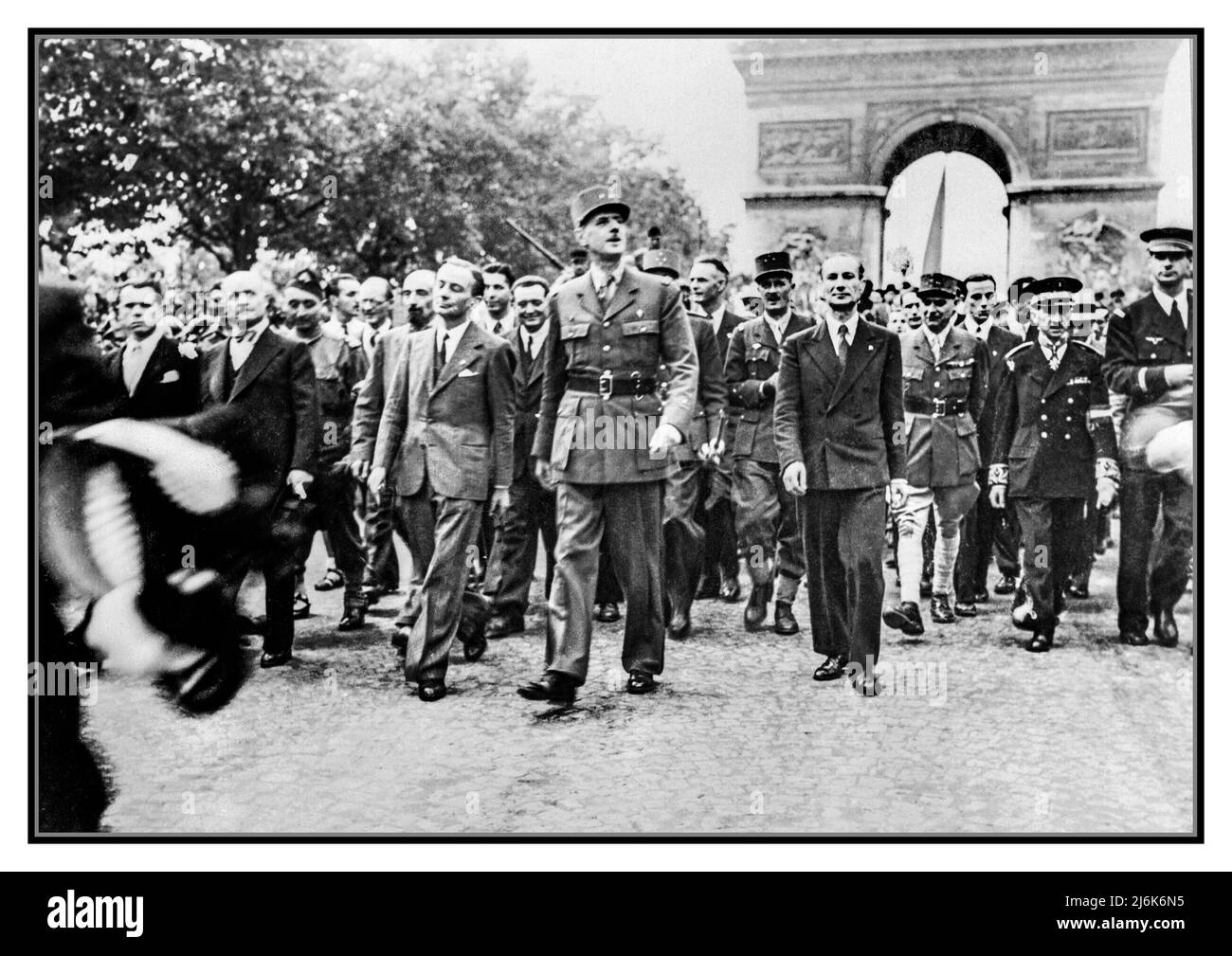 Die Befreiung von Paris, 25. - 26. August 1944 WW2 VE Day General Charles de Gaulle und sein Gefolge von Würdenträgern begaben sich vom Triumphbogen über die Champs Elysees nach Notre Dame für einen Dankesdienst nach der Befreiung der Stadt im August 1944. Restauriert und verbessert, um Originalqualität zu zeigen) Stockfoto