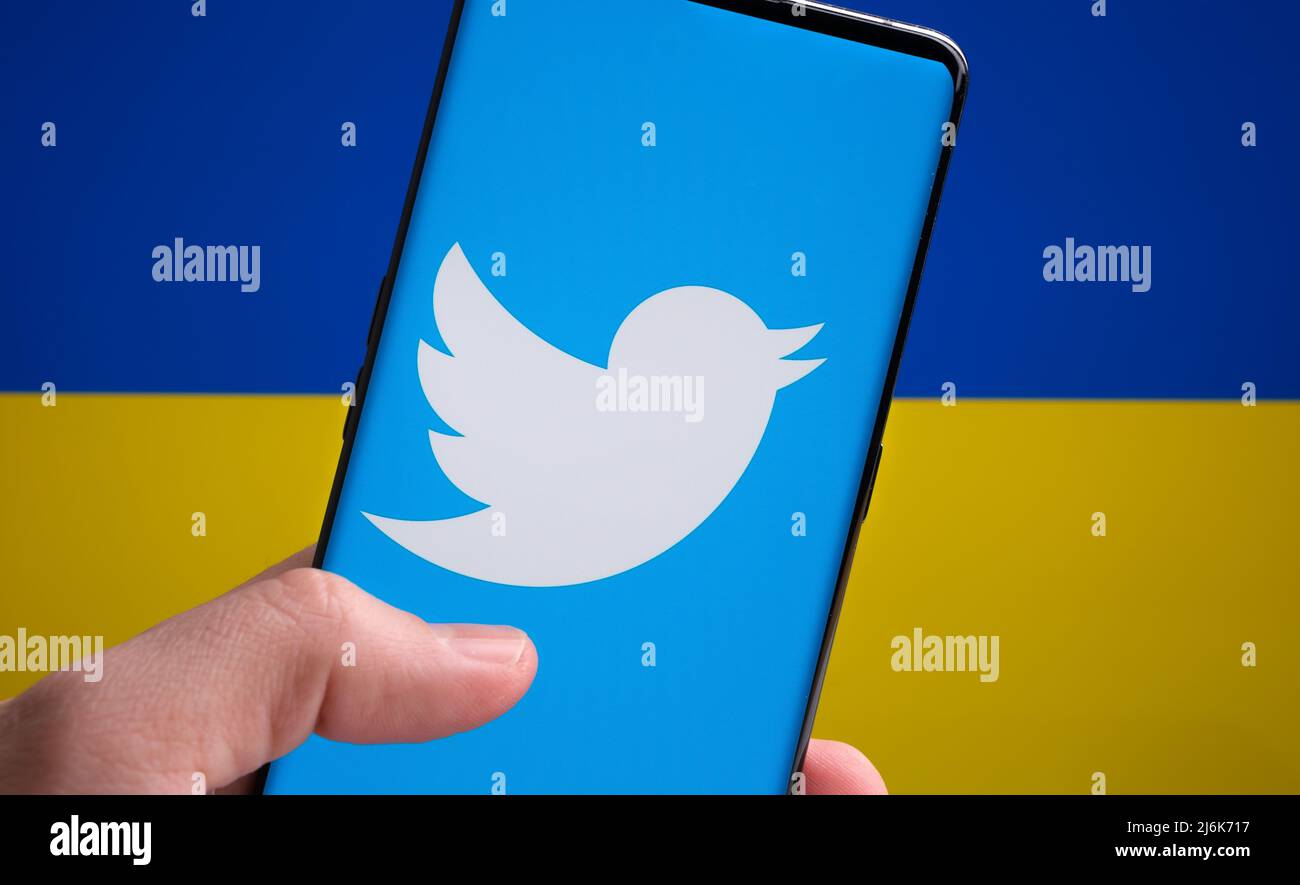 Twitter-App-Logo auf dem Smartphone und ukrainische Flagge auf dem Hintergrund. Konzept. Stafford, Großbritannien, 20. März 2022 Stockfoto