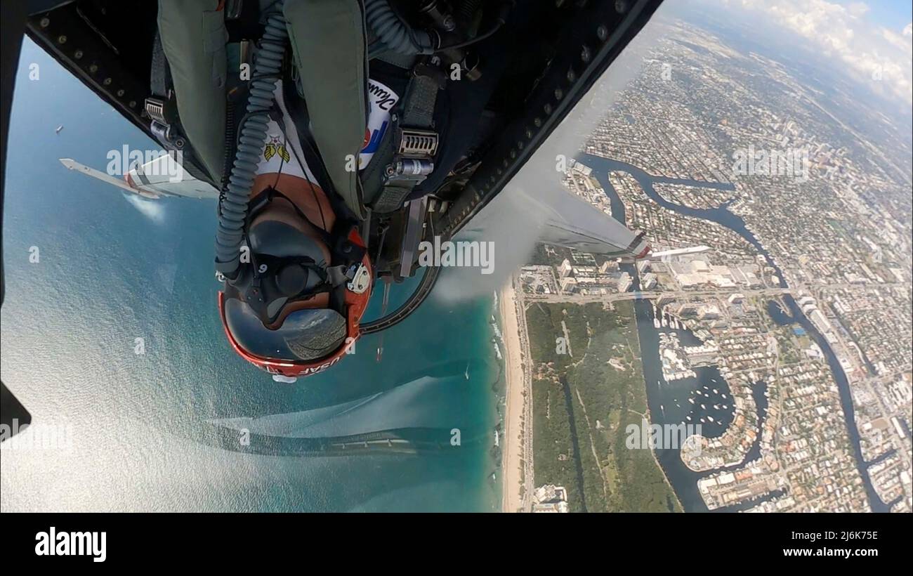 Fort Lauderdale, Usa. 01. Mai 2022. Die US Air Force Thunderbirds führen während der Fort Lauderdale Airshow am 1. Mai 2022 in Fort Lauderdale, Florida, eine Reihe von Kunstflugmanövern durch. Kredit: TSgt. Nicolas A. Myers/U.S. Air Force/Alamy Live News Stockfoto