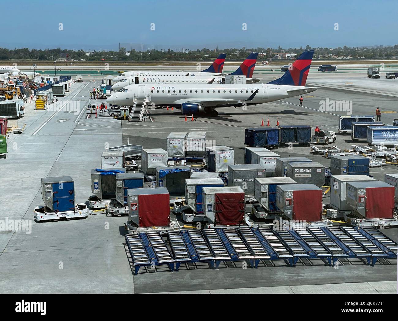 Delta Flugzeuge und Frachtcontainer bei LAX in Los Angeles, CA Stockfoto