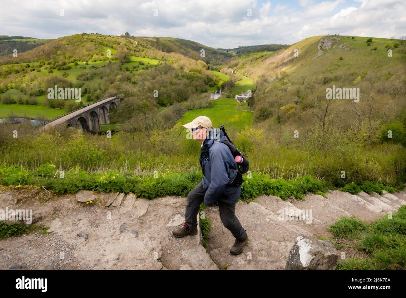 Ein Bergwanderer, der den Weg in Monsal Head, Derbyshire, Großbritannien, hinaufgeht Stockfoto