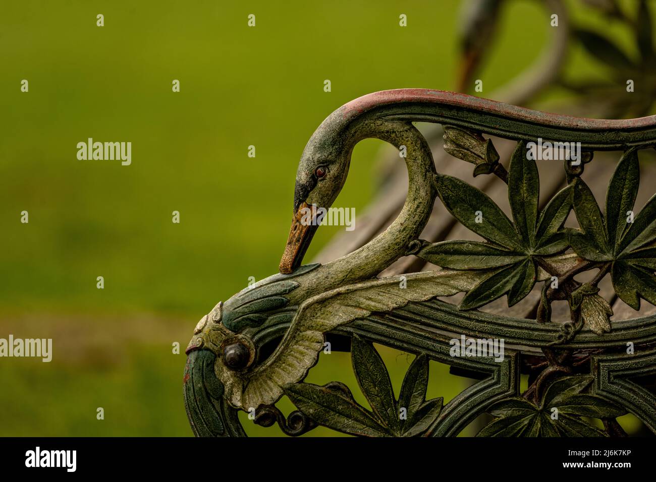 Schwanenhals aus verzierten Metallarbeiten auf einer Bank im Garten des Chatsworth House, Derbyshire, Großbritannien Stockfoto
