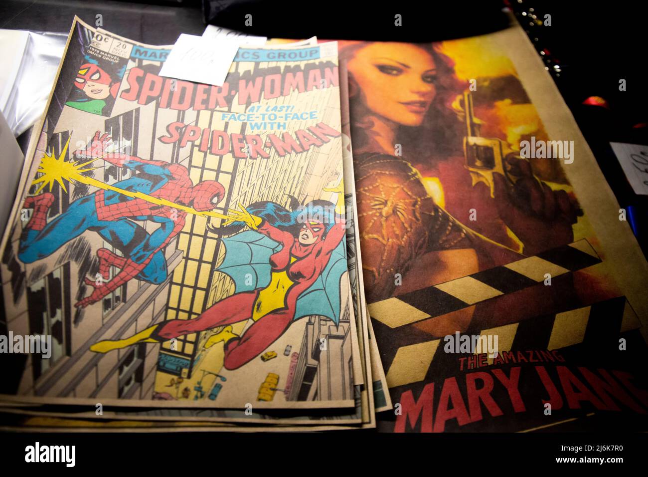Moskau, Russland. 2.. Mai 2022 Comics an der Theke im Laden des Festivals für Fiction, Kino und Wissenschaft „STARCON-2022“ in Moskau, Russland Stockfoto