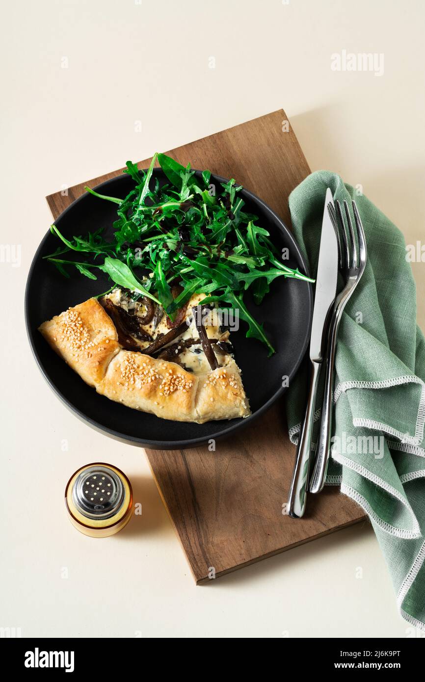 QUICHE LORRAINE Pie mit Pilzen und Zwiebeln. Minimalistischer Stil Stockfoto