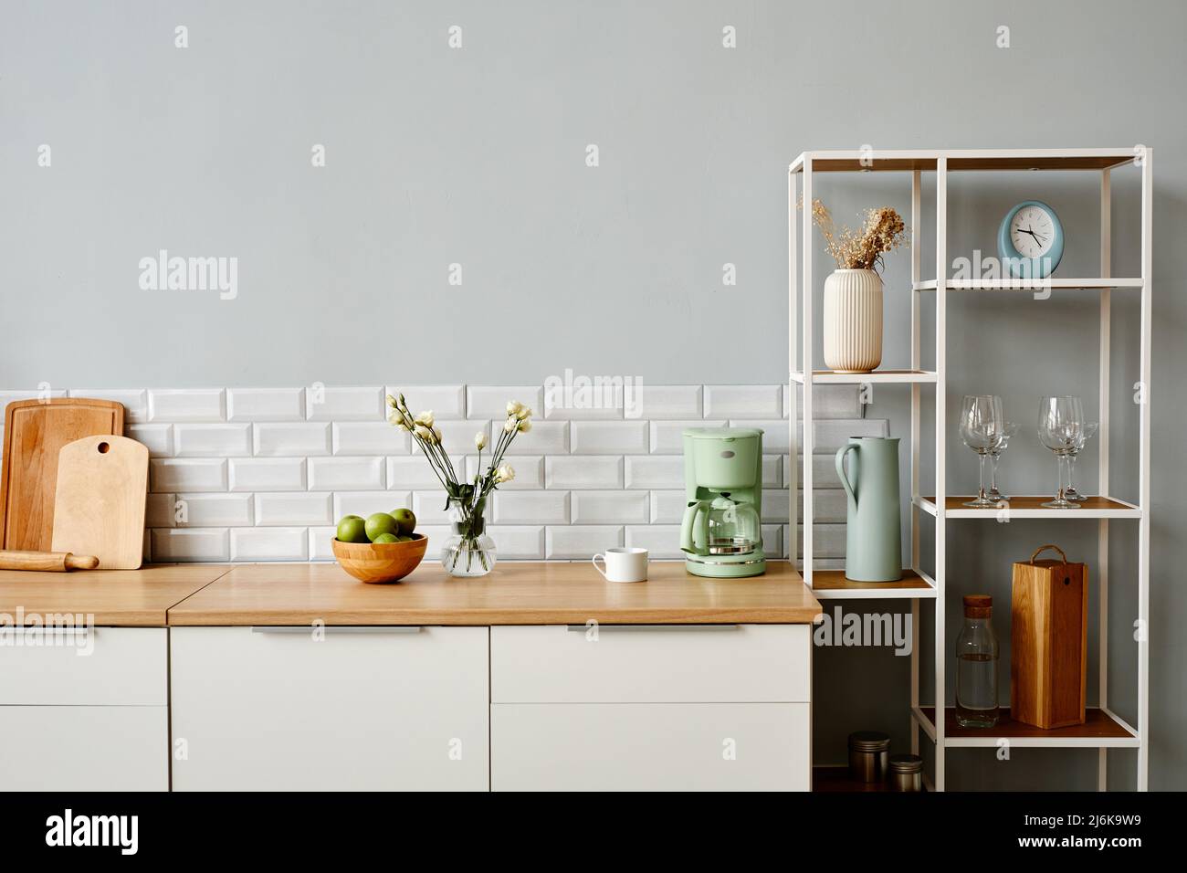 Minimales Hintergrundbild von weißem Kücheninnenraum mit offenen Regalen, Platz zum Kopieren Stockfoto