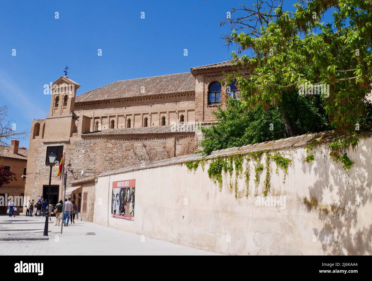 Panoramablick auf die Synagoge von Transito, in der das Sefardi-Museum im jüdischen Viertel von Toledo, Kastilien-La Mancha, Spanien, untergebracht ist. Hochwertige Fotos Stockfoto