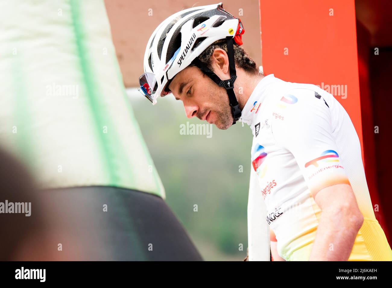Narcea, Spanien. 1.. Mai 2022. Cristian Rodríguez (TotalEnergies) nach dem Start der Etappe 3. des Radrennens 'Vuelta a Asturias' (Tour of Ast Stockfoto