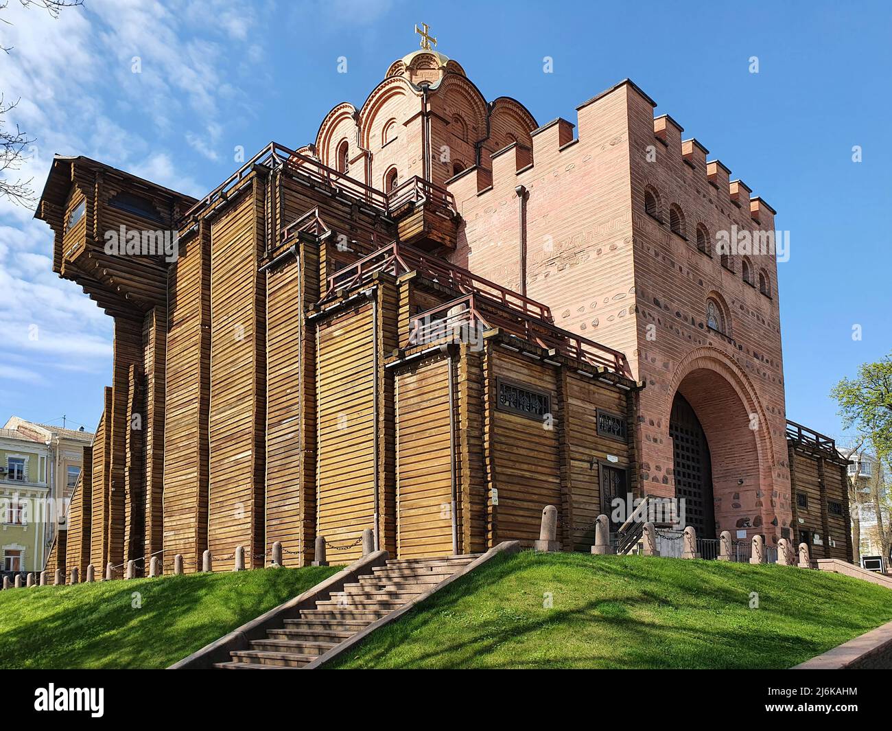 Golden Gate historisches Museum - der Turm restauriert mit Fragment der alten Mauerwerk unter befestigten mittelalterlichen Tor - Wolodymyrska Straße Kiew Ukraine Stockfoto