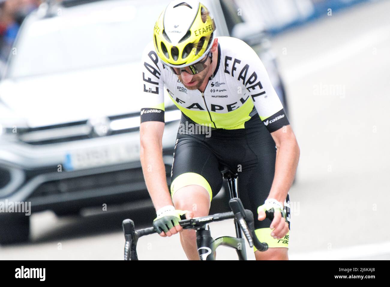 Oviedo, Spanien. 1.. Mai 2022. Joaquim Silva (Efapel Cycling) wackelt die Etappe 3. des Radrennens "Vuelta a Asturias" (Tour of Asturias) dazwischen Stockfoto