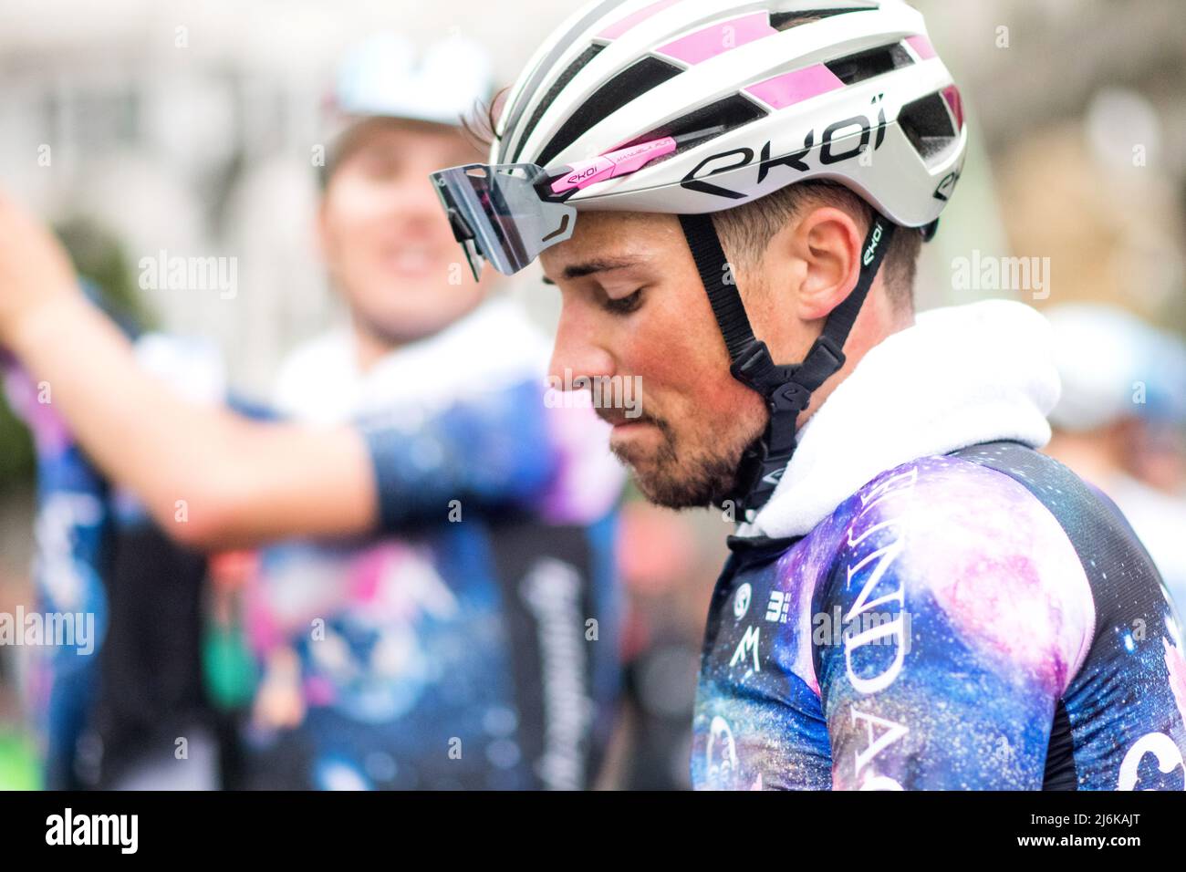 Narcea, Spanien. 1.. Mai 2022. Raul Rota (Manuela Fundacion) vor dem Start der Etappe 3. des Radrennens "Vuelta a Asturias" (Tour of Asturia Stockfoto