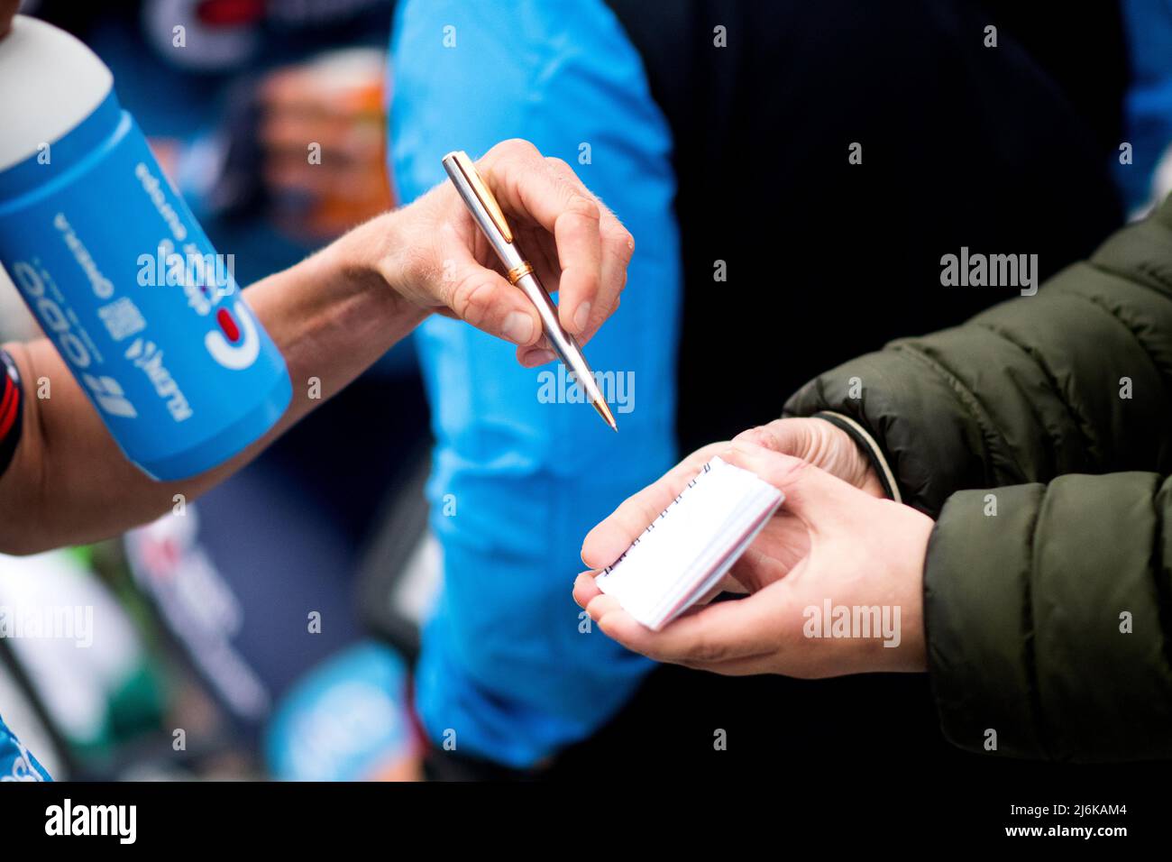 Oviedo, Spanien. 1.. Mai 2022. Ein Radfahrer signiert ein Autogramm der Etappe 3. des Radrennens 'Vuelta a Asturias' (Tour of Asturias) zwischen Cangas de N Stockfoto