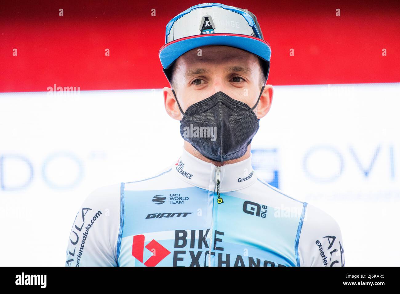 Oviedo, Spanien. 1.. Mai 2022. Simon Yates (Team BikeExchange - Jayco) auf dem Podium als Sieger der 3. Etappe des Radrennens 'Vuelta a Asturias' ( Stockfoto