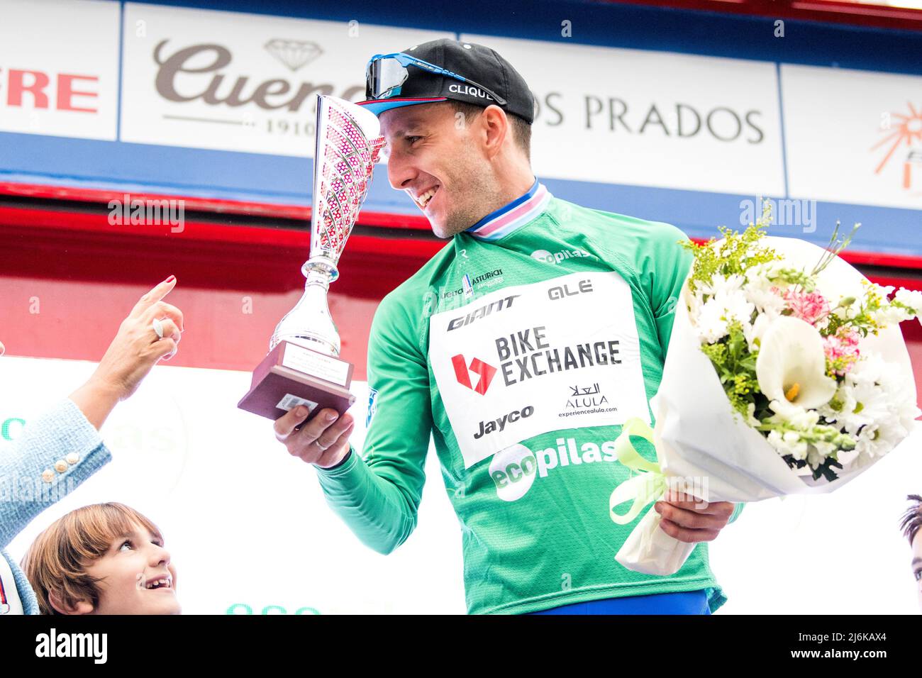 Oviedo, Spanien. 1.. Mai 2022. Simon Yates (Team BikeExchange - Jayco) auf dem Podium wie Punktewertung des Radrennens 'Vuelta a Asturias' (to Stockfoto