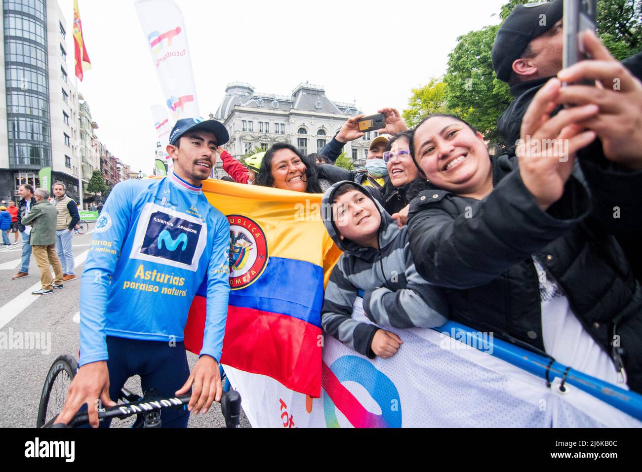 Oviedo, Spanien. 1.. Mai 2022. Ivan Ramiro Sosa (Movistar Team) macht ein Foto mit der Öffentlichkeit, während des Radrennens "Vuelta a Asturias" (Tour of Asturia Stockfoto