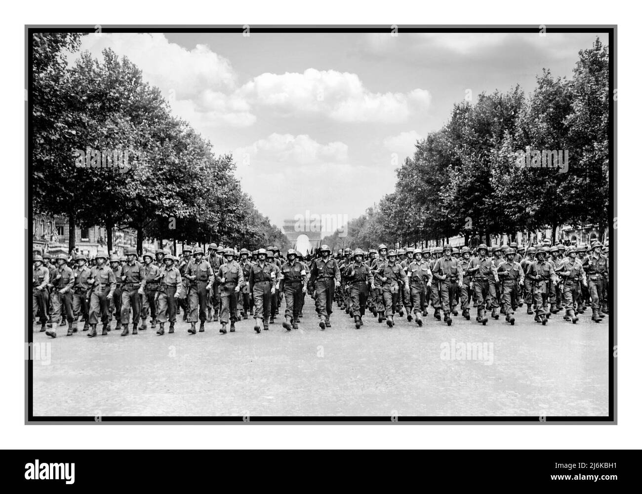 PARIS SIEG im Zweiten Weltkrieg FRANZÖSISCHE BEFREIUNG NAZI-DEUTSCHLAND amerikanische Truppen der 28. Infanterie-Division marschieren die Avenue des Champs-Elysées in Paris hinunter, in der "Siegesparade". Datum: 29. August 1944 Stockfoto
