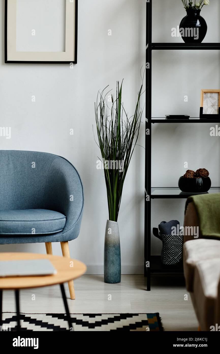Grafisches Hintergrundbild mit minimalistischer Innenausstattung im Wohnzimmer mit Dekorelementen auf offenen Regalen Stockfoto