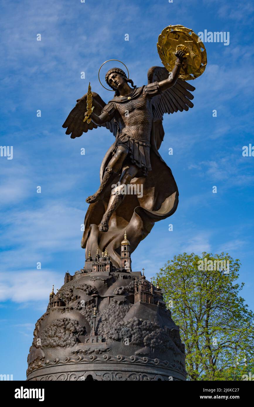 Brunnen Erzengel Michael - Wächter von Kiew in der Nähe der Mykhailivsky Kathedrale, Wolodymyrska Hügel, Ukraine Stockfoto