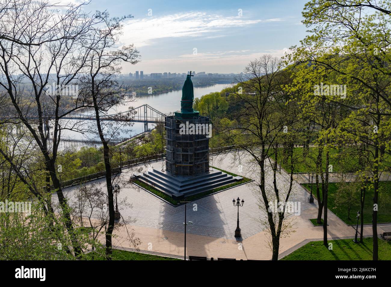 Das Denkmal des Fürsten Volodymyr auf dem Wolodymyrska-Hügel ist mit einer Schutzkonstruktion aus Metall geschlossen Stockfoto