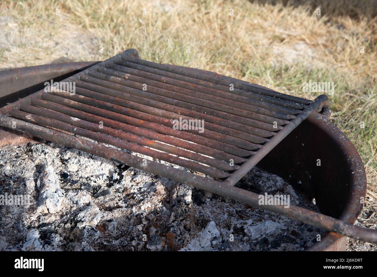 Rostiger alter BBQ-Grill auf dem Campingplatz Stockfoto