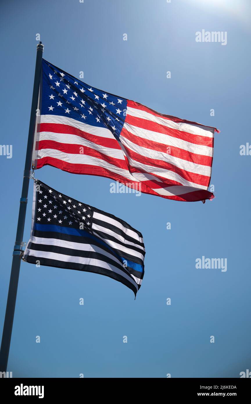 Die US-Flagge und eine Back the Police-Flagge, die bei einer Veranstaltung „Blessing of the Bikes“ auf Cape Cod, Massachusetts, USA, zu sehen ist Stockfoto