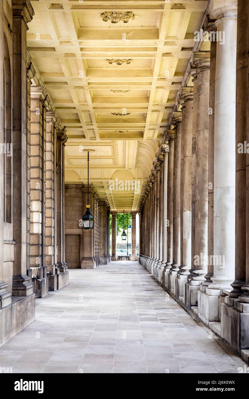 Kolonnade des Queen Mary Court am Old Royal Naval College, Greenwich, London, Großbritannien Stockfoto