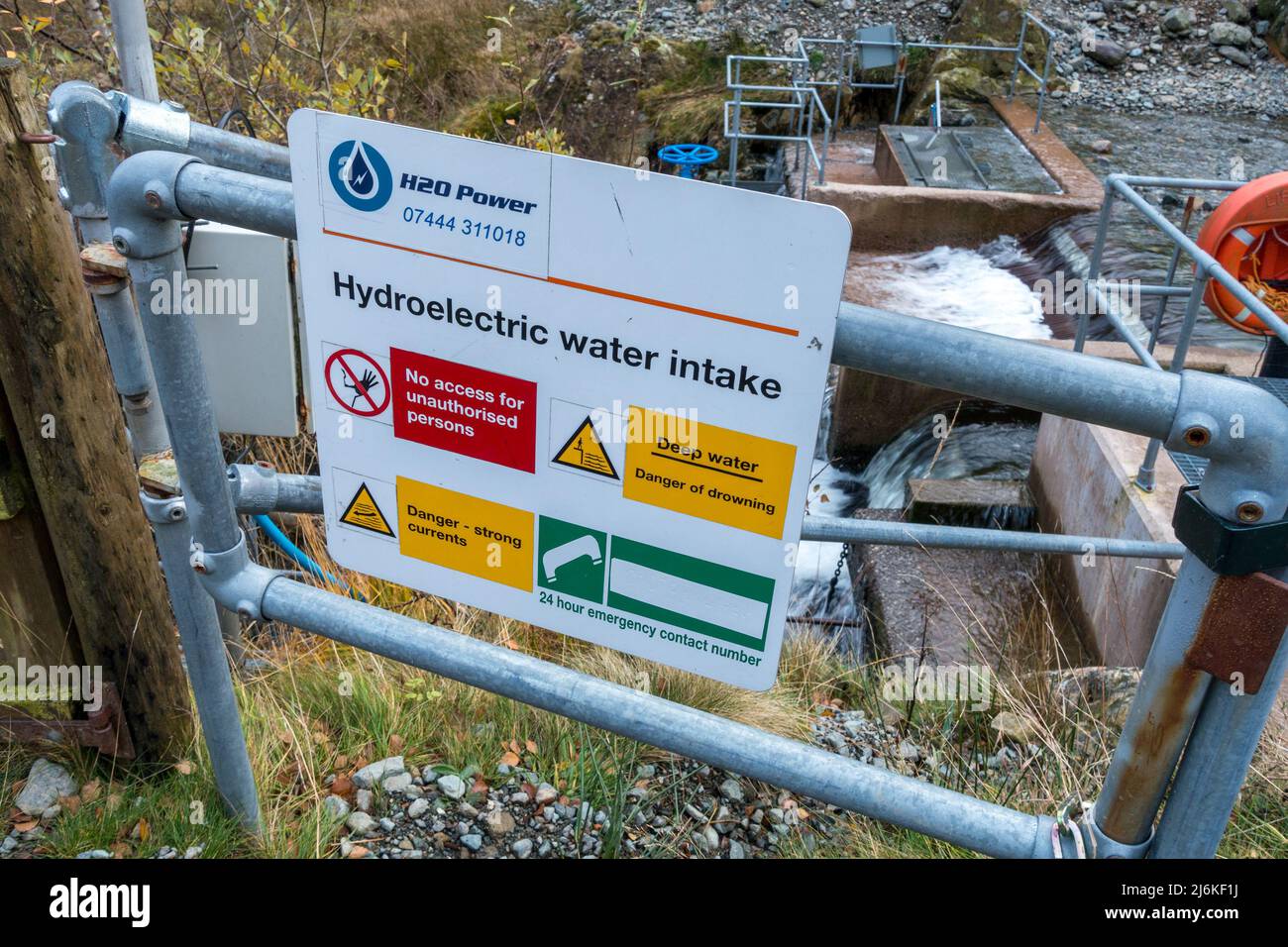 Wasseraufnahme des Wasserkraftwerks mit Barriere und Sicherheitsschild, Glenridding, Cumbria, England, Großbritannien Stockfoto