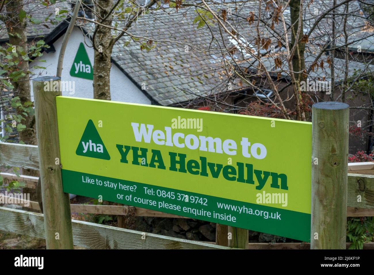 Helvellyn Youth Hostel Association (YHA) Schild und Herberge, Glenridding, Cumbria, Großbritannien Stockfoto