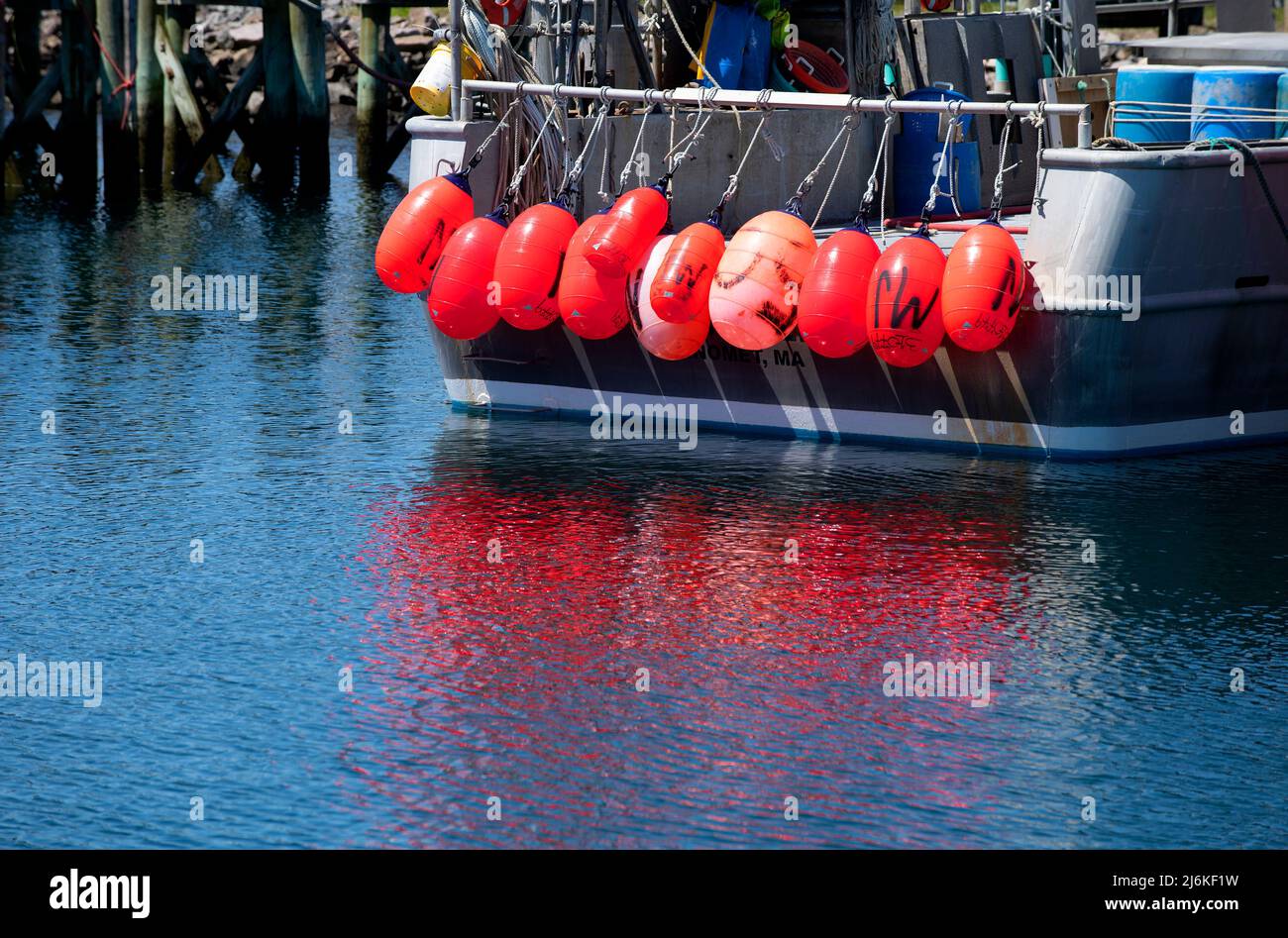 Bunte Fanggeräte (schwimmt) am Heck eines Fischtrawlers am Cape Cod in der Sandwich Marina, USA. Stockfoto