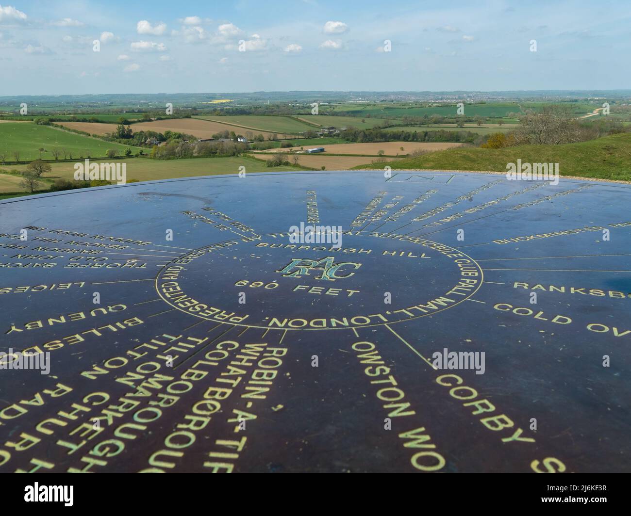 Nahaufnahme eines Metallgravur-Details aus dem Toposkop auf Burrough Hill bei Melton Mowbray mit Blick auf den Horizont, Leicestershire, Großbritannien Stockfoto